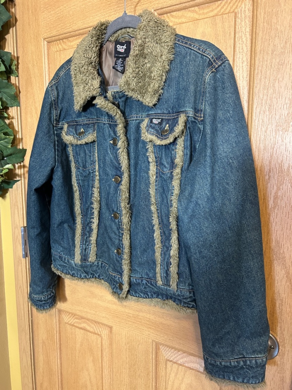 CoffeeShop Vintage Y2K Denim Jacket with Faux Fur Sherpa Trim and Lining Size XL